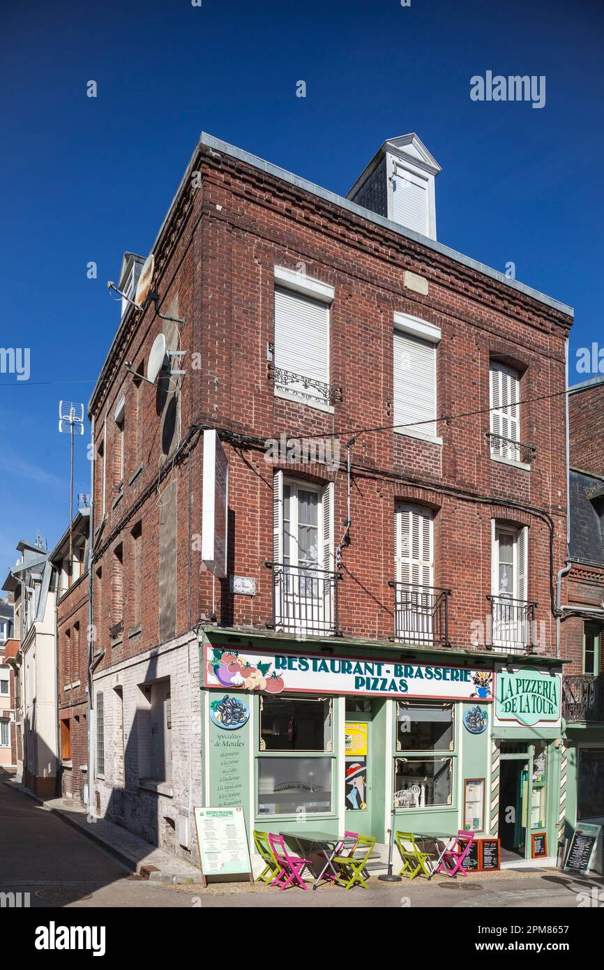 Francia, Seine Maritime, Cote d'Albatre (Costa d'Alabastro), le Treport, facciata in mattoni di un piccolo edificio residenziale e ristorante quartiere al piano terra Foto Stock