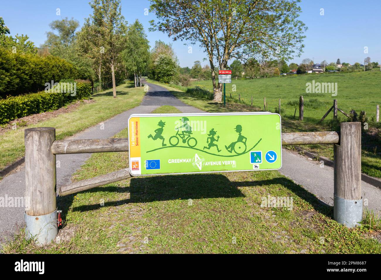 Francia, Seine Maritime, Pays de Bray, Osmoy-Saint-Valery, Greenway Parigi-Londra, Sull'ex binario della prima ferrovia che collega Parigi al mare, i cartelli direzionali che annunciano punti chilometrici e passaggi a livello ricordano le origini di questa pista ciclabile Foto Stock