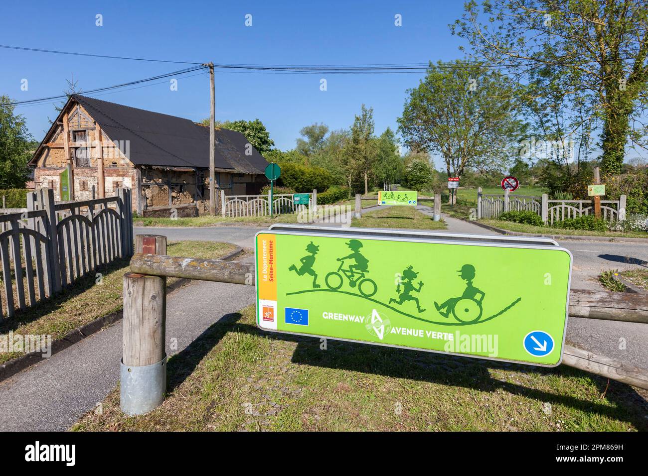 Francia, Seine Maritime, Pays de Bray, Osmoy-Saint-Valery, Greenway Parigi-Londra, Sull'ex binario della prima ferrovia che collega Parigi al mare, i cartelli direzionali che annunciano punti chilometrici e passaggi a livello ricordano le origini di questa pista ciclabile Foto Stock