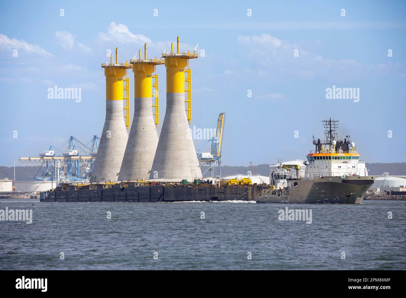 Francia, Seine-Maritime (76), le Havre, il porto, rimorchiatore che traina 3 strutture a gravità (GBS) verso il parco eolico offshore di Fécamp Foto Stock