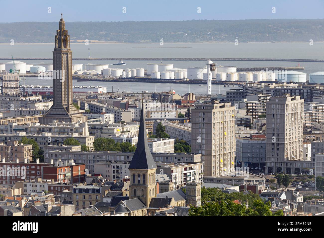 Francia, Seine Maritime, le Havre, centro città, patrimonio mondiale dell'UNESCO, torre lanterna della chiesa di San Giuseppe e gli edifici gemelli Porte Oceane, progettati da Auguste Perret e costruiti in cemento Foto Stock