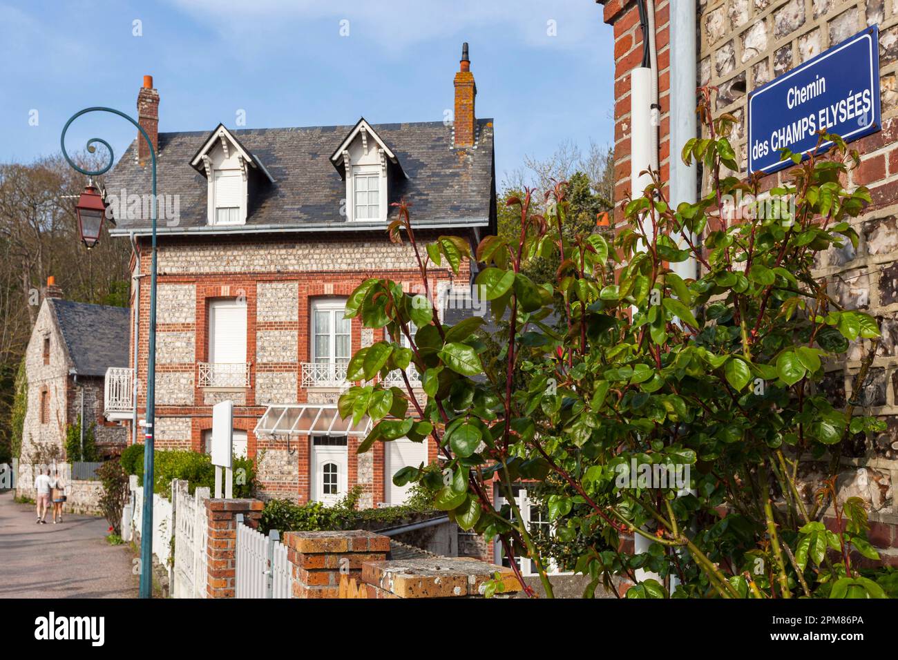 Francia, Seine-Maritime, Veules-les-Roses, passeggiata sul Chemin des Champs Elysees, lungo il Veules, il più breve fiume di confine con il mare in Francia Foto Stock