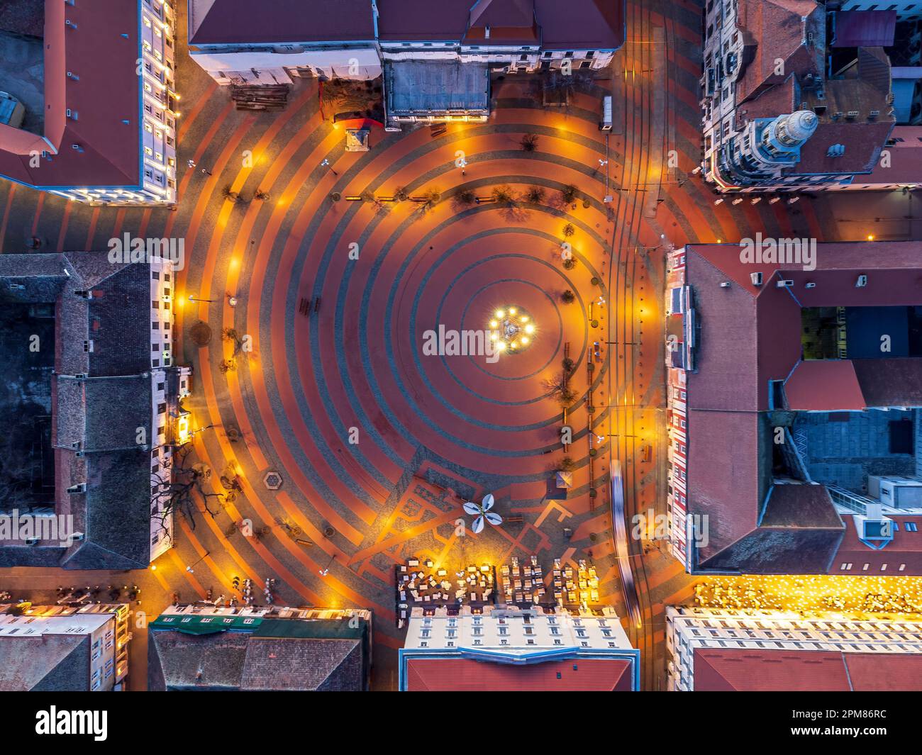 Vista aerea di Piazza della libertà con i circostanti edifici in stile barocco. La foto è stata scattata il 5th febbraio 2023 a Timisoara, la Cultur europea Foto Stock