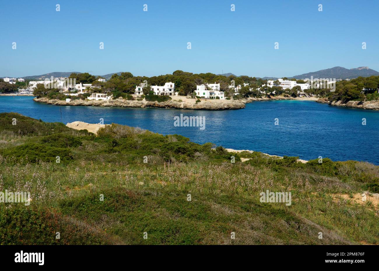 Cala d'Or, Maiorca, Isole Baleari, Spagna. 29 Marzo, 2023, Vista sulla costa di Cala Dor da es Fort, Maiorca Foto Stock