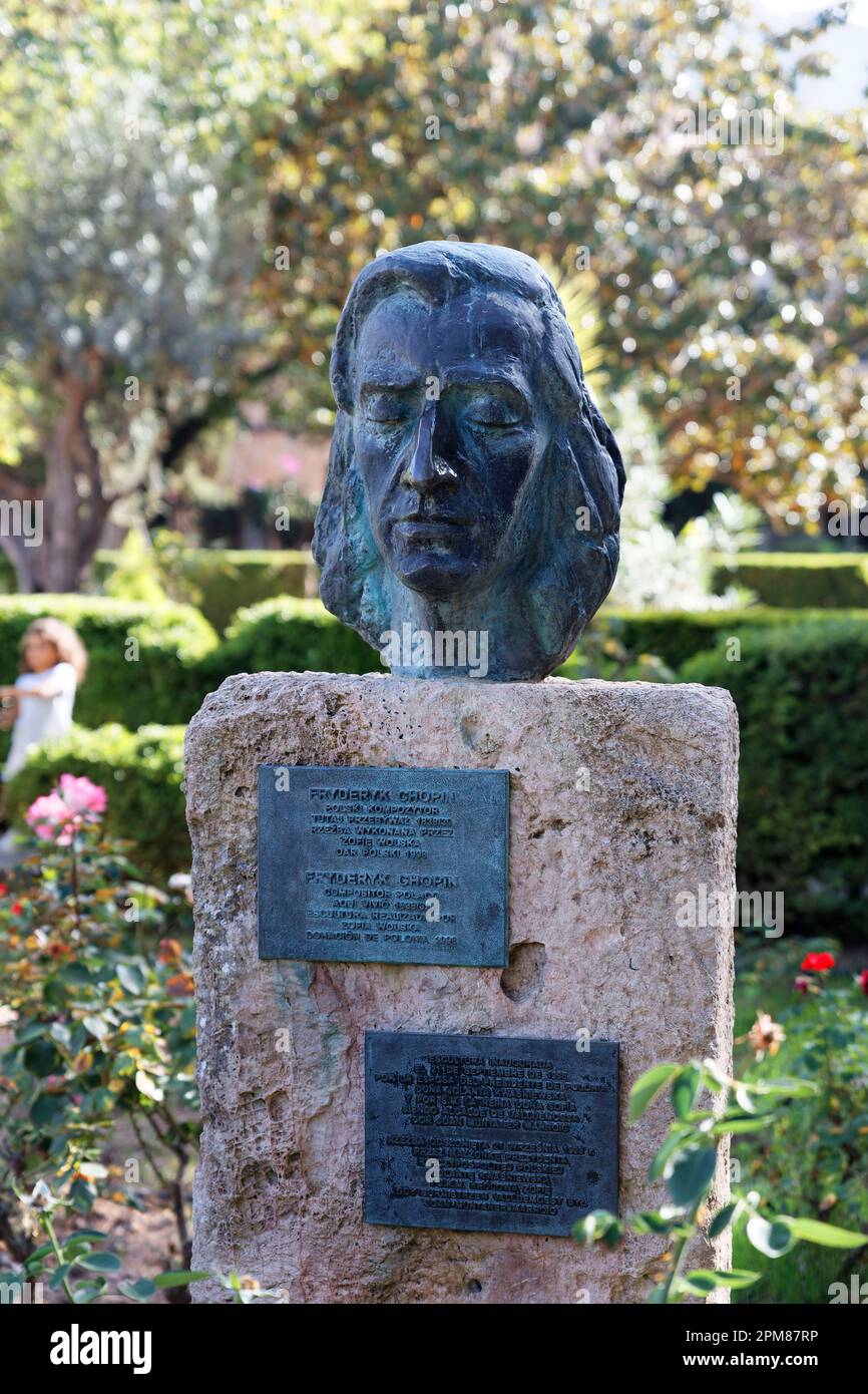 Spagna, Isole Baleari, Maiorca, Serra de Tramuntana, dichiarata Patrimonio dell'Umanità dall'UNESCO, Valldemossa, statua in omaggio al compositore Frédéric Chopin Foto Stock