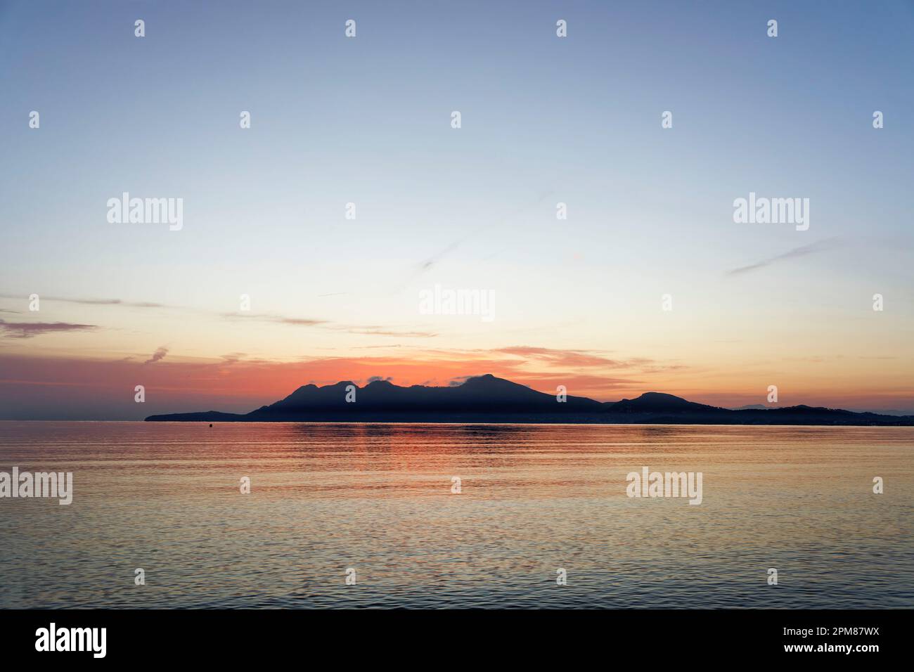 Spagna, Isole Baleari, Maiorca, Pollenza, Port de Pollenza, alba nella baia di Pollenchade, tra montagne e mare Foto Stock