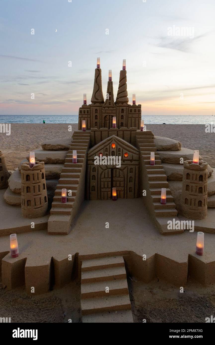 Spagna, Isole Baleari, Maiorca, Baia di Palma, El Arenal, Platja de Palma, monumentale castello di sabbia illuminato da candele Foto Stock