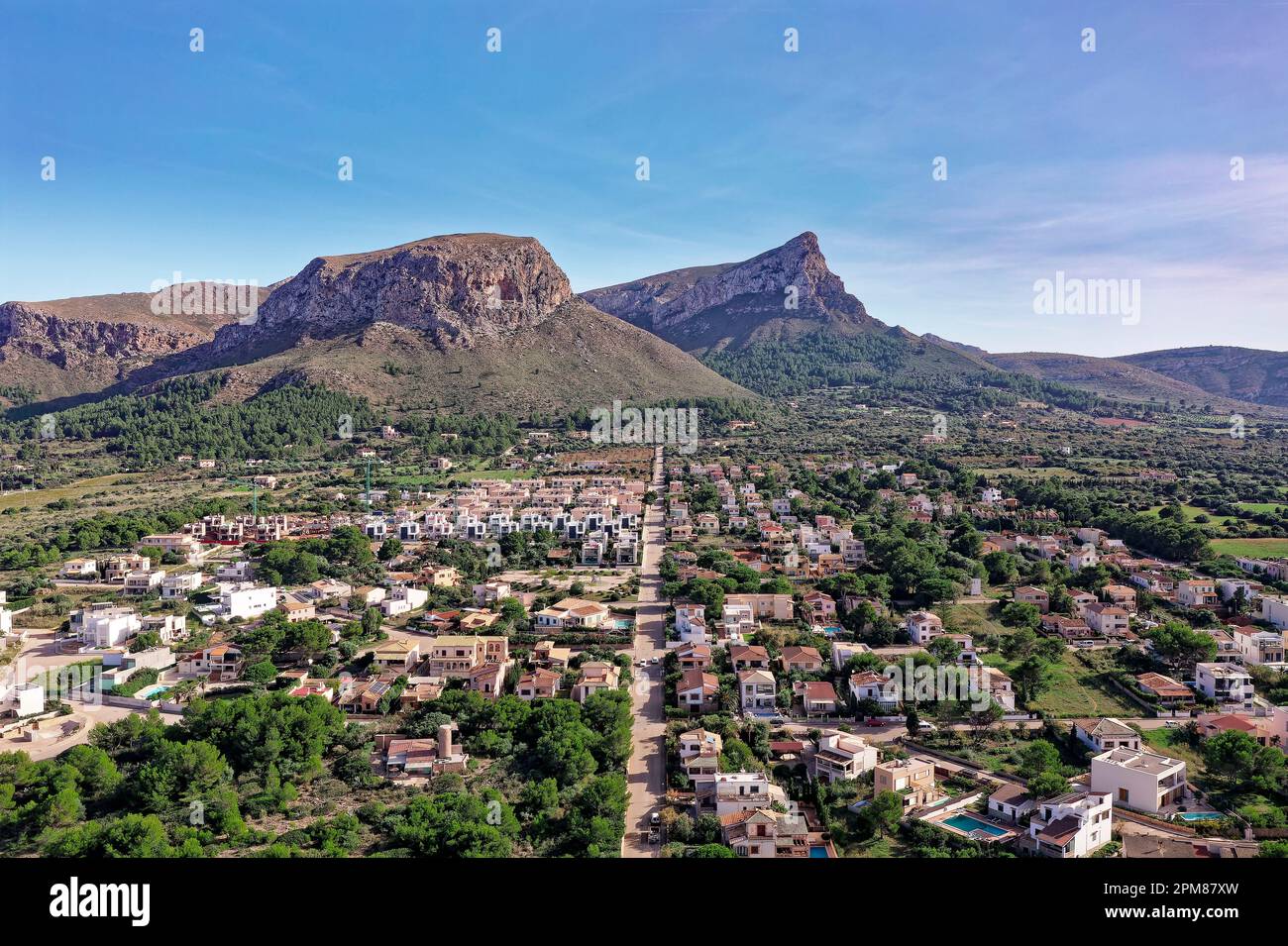 Spagna, Isole Baleari, Maiorca, Baia di Alcúdia, Colonia de Sant Pere, città sul mare e il suo porto, sullo sfondo il Parco Naturale del Península de Llevant e le montagne (veduta aerea) Foto Stock