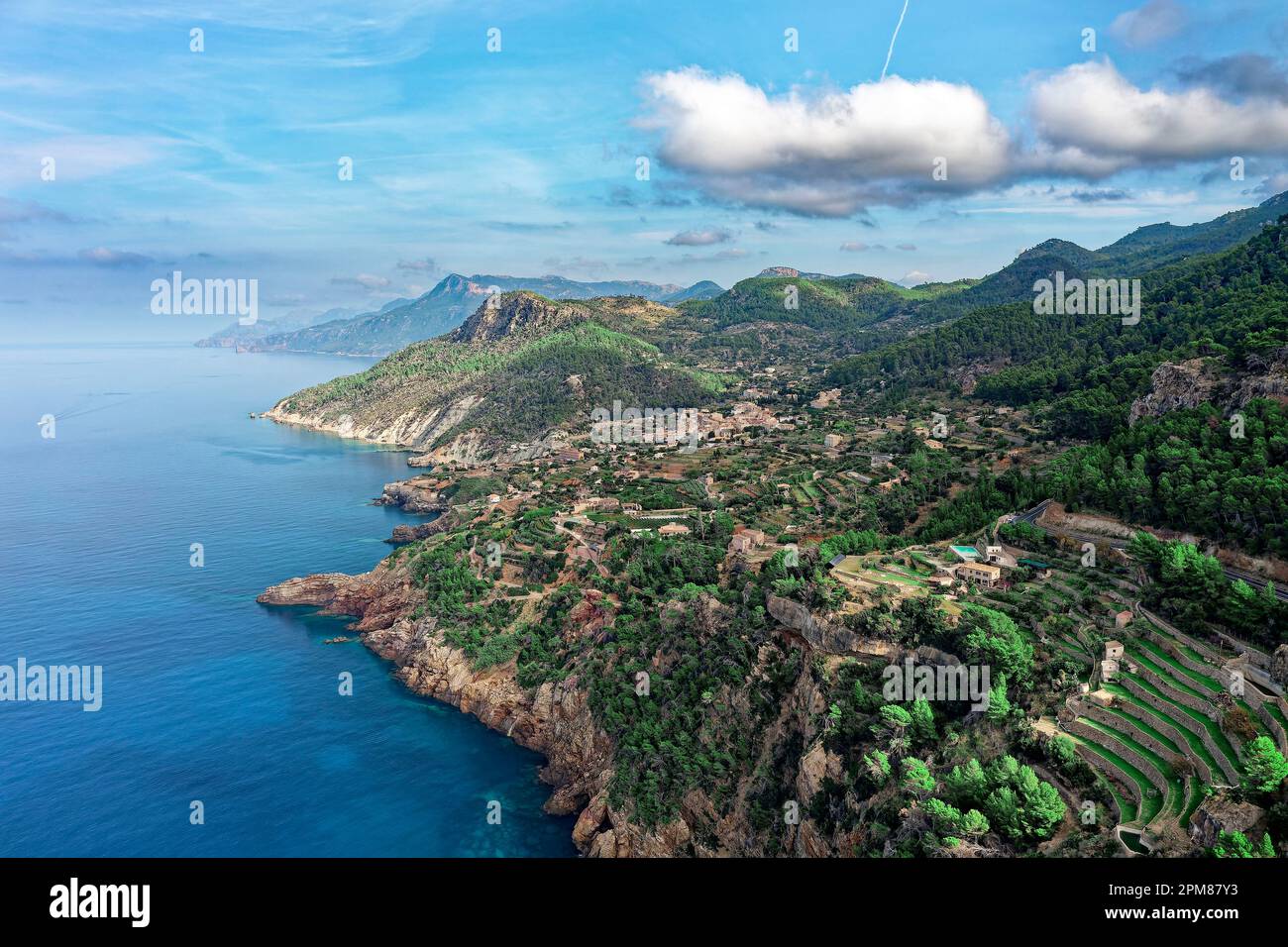 Spagna, Isole Baleari, Maiorca, Serra de Tramuntana dichiarata Patrimonio Mondiale dall'UNESCO, Banyalbufar, il villaggio e i suoi raccolti terrazzati (vista aerea) Foto Stock
