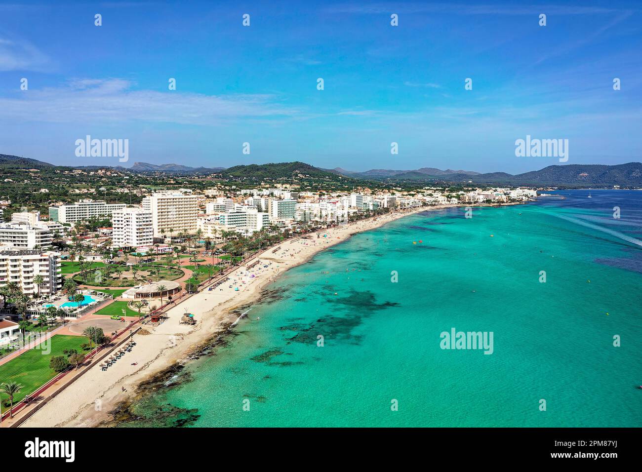 Spagna, Isole Baleari, Maiorca, Cala Millor, spiaggia Cala Millor, spiaggia di sabbia bianca fine con acqua limpida e trasparente, delimitata da catene alberghiere (vista aerea) Foto Stock