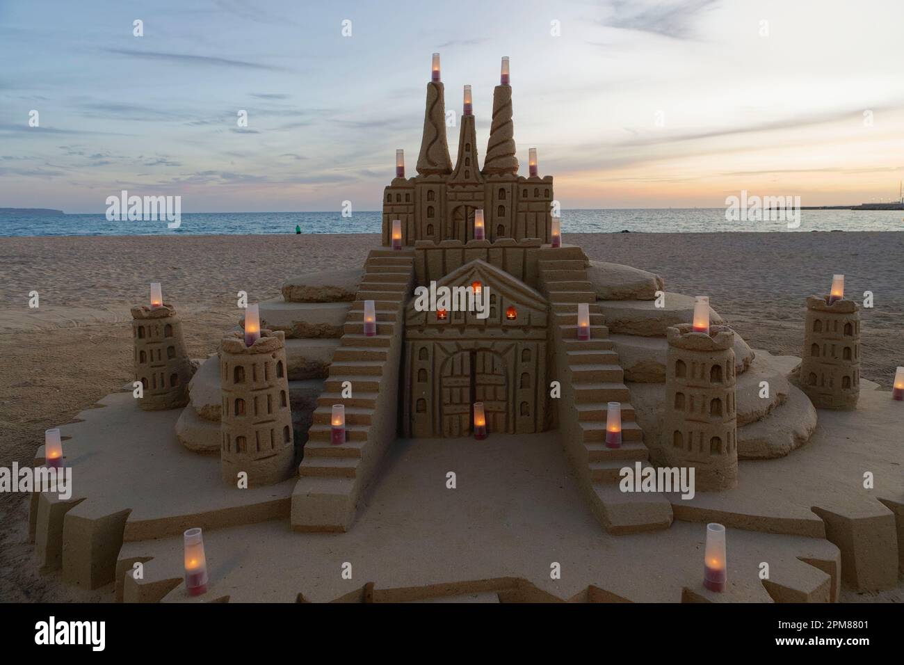 Spagna, Isole Baleari, Maiorca, Baia di Palma, El Arenal, Platja de Palma, monumentale castello di sabbia illuminato da candele Foto Stock