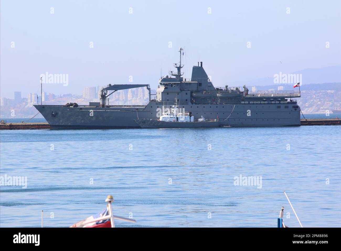 Nave militare cilena Aquiles (AP-41) e nave pattugliatrice CNS Valparaiso Lsg1618, Armada de Chile, nave truppe, nave da guerra, nave da guerra, nave da guerra, trasporto logistico Foto Stock