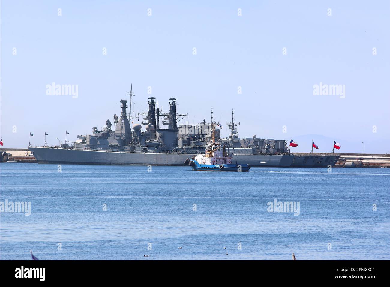 Fregate antisommergibili della Marina cilena ancorate fianco a fianco nel porto di Valparaiso, rimorchiatore Puyehue, Armada de Chile, nave da guerra, bandiere, radar Foto Stock