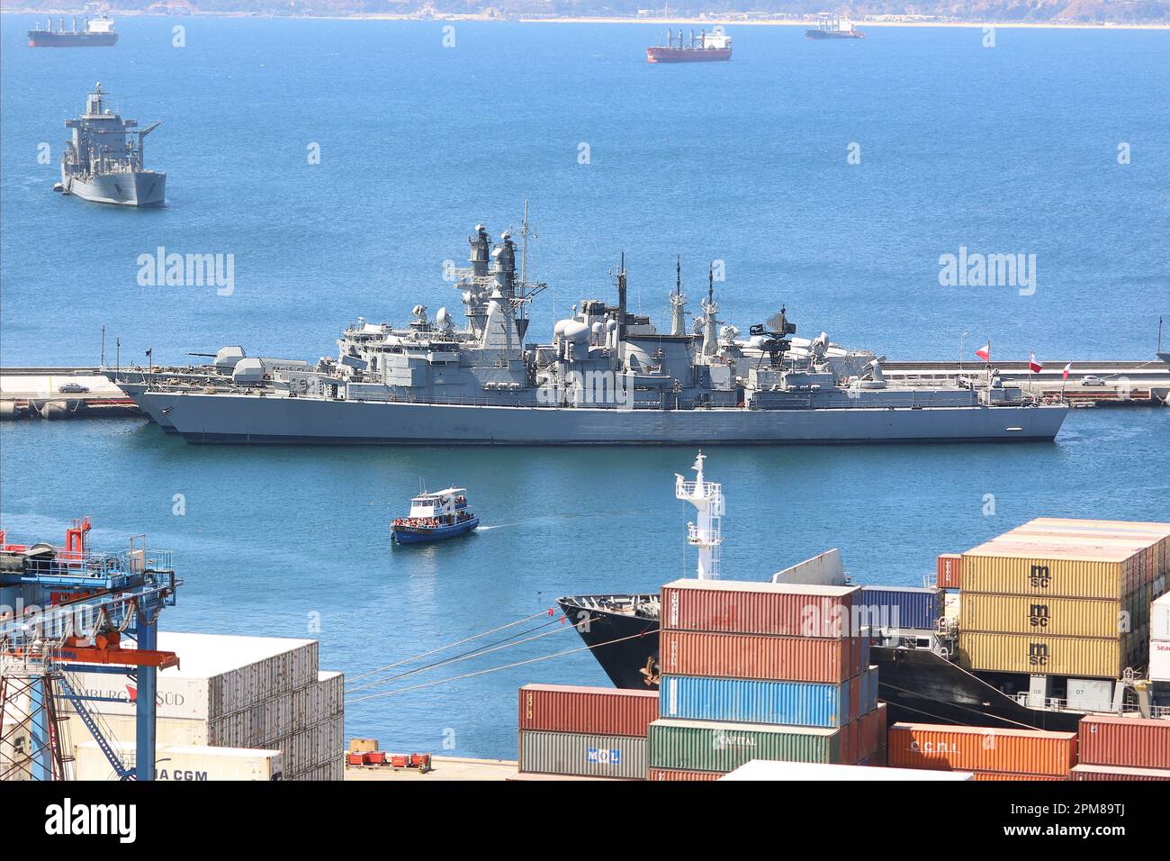 Fregate anti-sommergibili della Marina cilena ancorate fianco a fianco nel porto di Valparaiso, troopship Aquiles (AP-41), Armada de Chile, nave da guerra, container Foto Stock