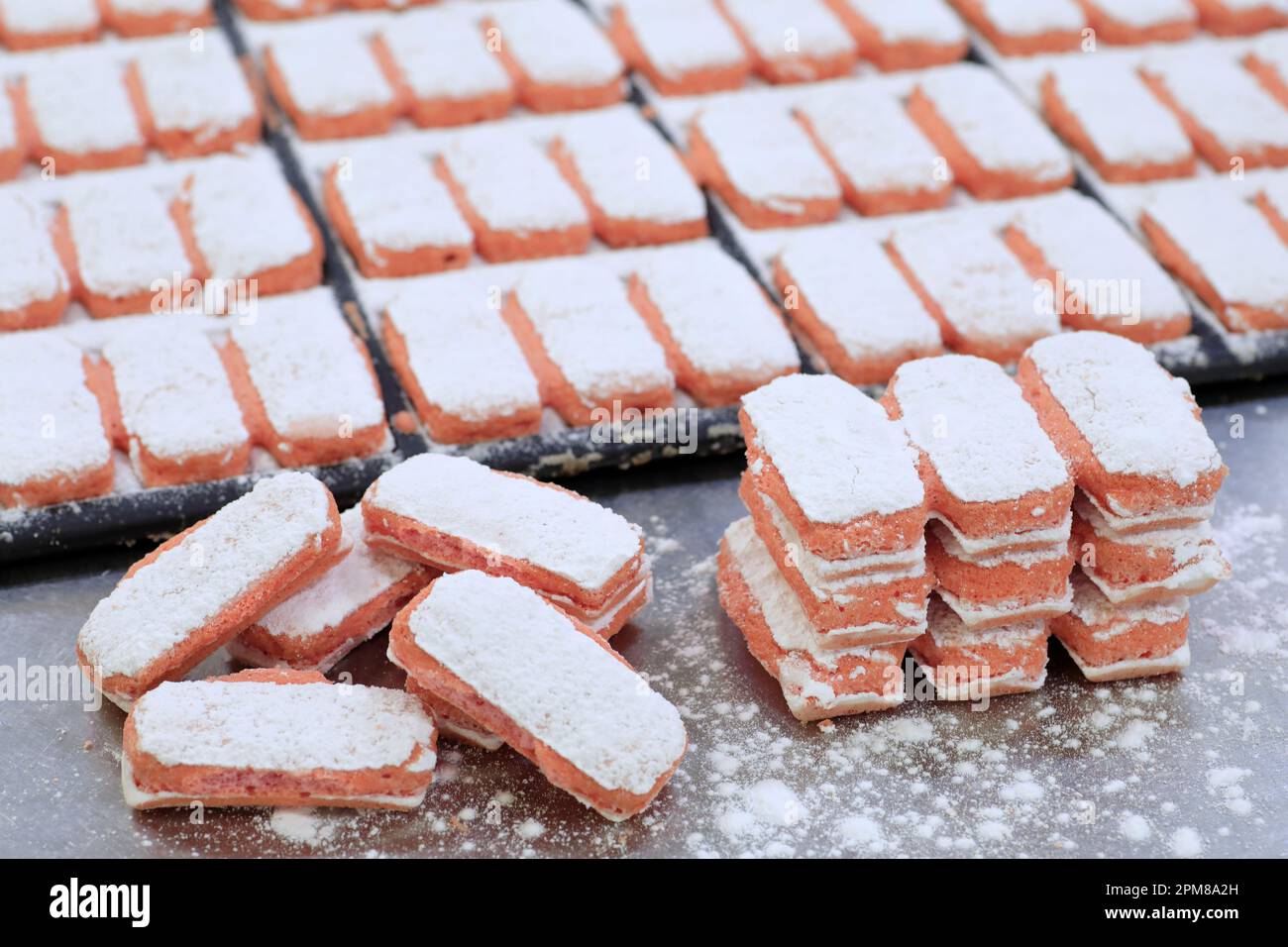 Francia, Marne, Reims, Maison Fossier (Living Heritage Company), fabbrica di biscotti, fabbricazione di biscotti rosa da Reims (specialità champenoise) creato alla fine del 17th ° secolo Foto Stock