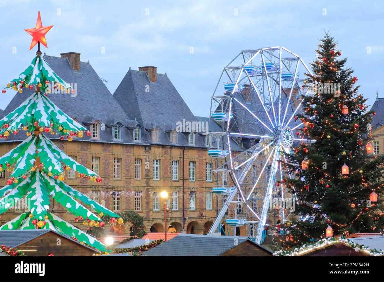 Francia, Ardenne, Charleville Mezieres, Place Ducale, mercatino di Natale, Leggendario mondo del Natale nelle Ardenne con la sua ruota panoramica e il suo gigantesco albero di Natale Foto Stock