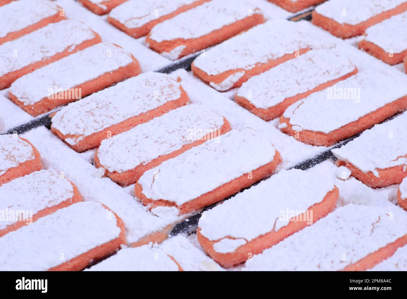 Francia, Marne, Reims, Maison Fossier (Living Heritage Company), fabbrica di biscotti, fabbricazione di biscotti rosa da Reims (specialità champenoise) creato alla fine del 17th ° secolo, spolverando con zucchero a velo Foto Stock