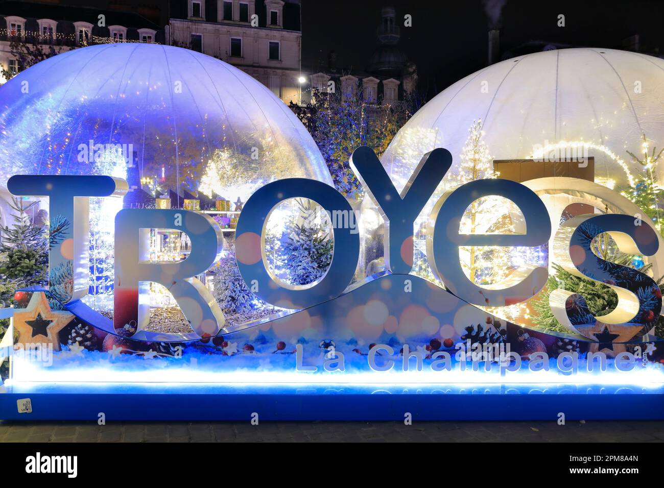 Francia, Aube, Troyes, Place Alexandre Israël, notti di Natale, Illuminazioni e decorazioni natalizie Foto Stock