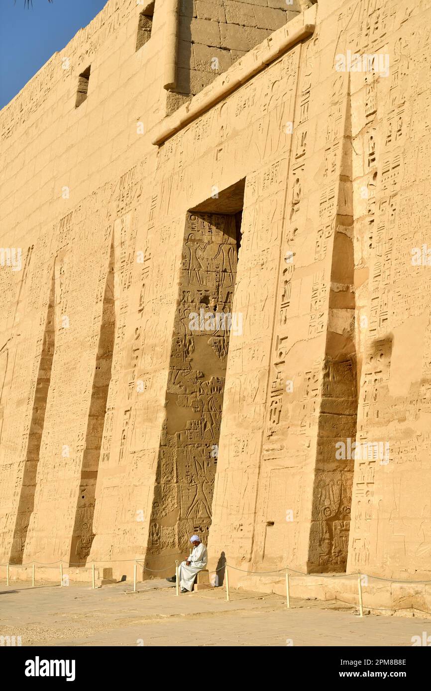 Egitto, Alto Egitto, Valle del Nilo, dintorni di Luxor, la necropoli di Tebe, patrimonio mondiale dell'UNESCO, zona occidentale, Medinet Habou, Tempio di Ramses III Foto Stock