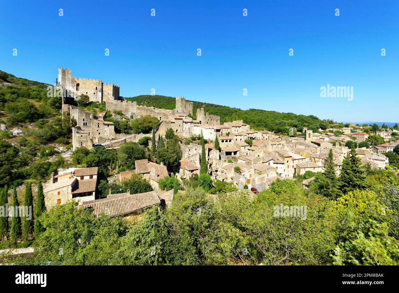 Francia, Ardeche, villaggio di Saint Montan, le rovine della cittadella feudale dominano il villaggio Foto Stock