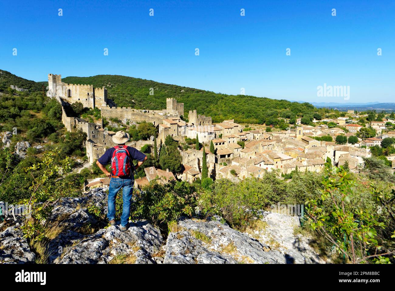 Francia, Ardeche, villaggio di Saint Montan, le rovine della cittadella feudale dominano il villaggio Foto Stock