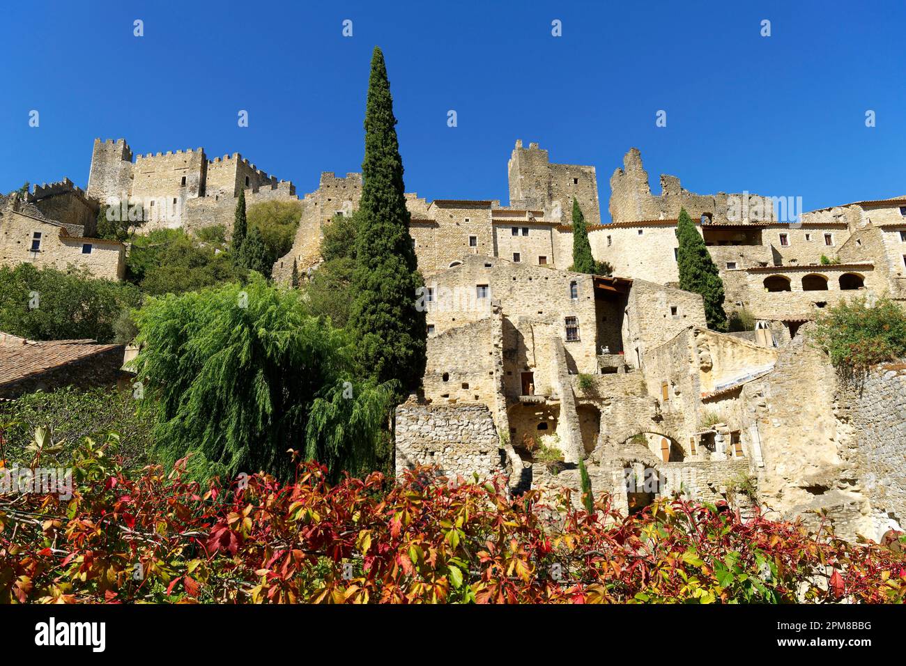 Francia, Ardeche, villaggio di Saint Montan, le rovine della cittadella feudale dominano il villaggio Foto Stock