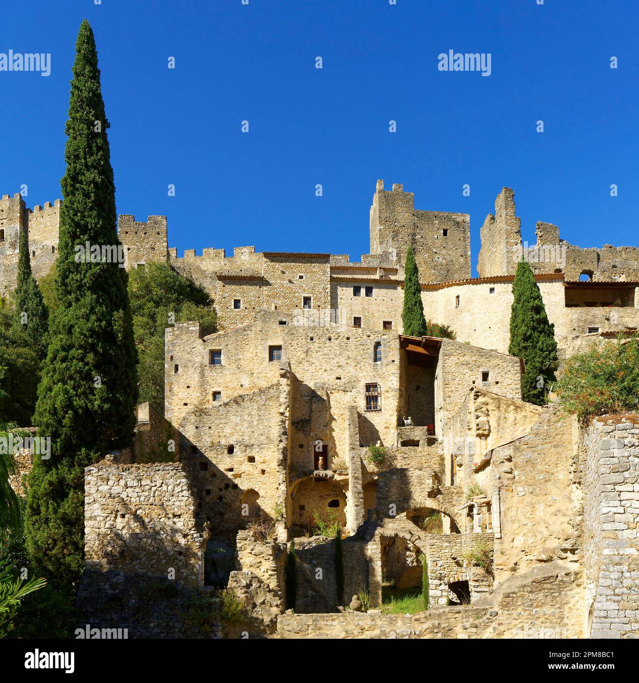 Francia, Ardeche, villaggio di Saint Montan, le rovine della cittadella feudale dominano il villaggio Foto Stock