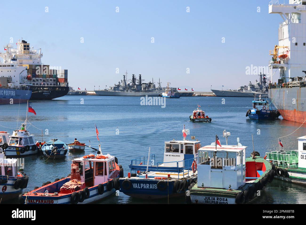 Fregate anti-sommergibile della Marina cilena ancorate fianco a fianco nel porto di Valparaiso, cargo e barche da pesca, Armada de Chile, nave da guerra, container Foto Stock