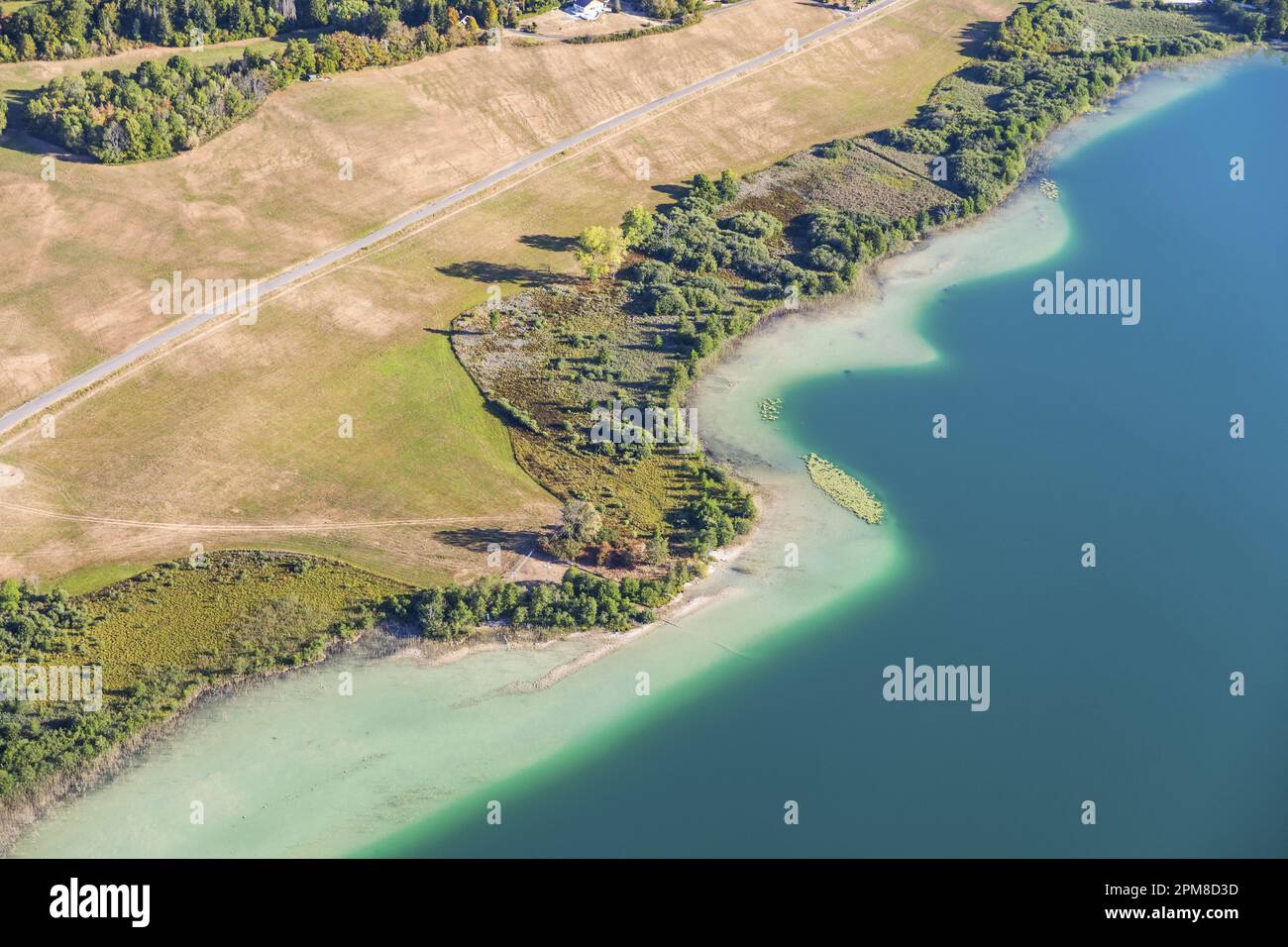 Francia, Giura, massiccio del Giura, parco naturale regionale del Haut Jura, le Frasnois, vista dal belvedere dei 4 laghi sui laghi del piccolo e grande Maclu, Ilay e Narlay (vista aerea) Foto Stock