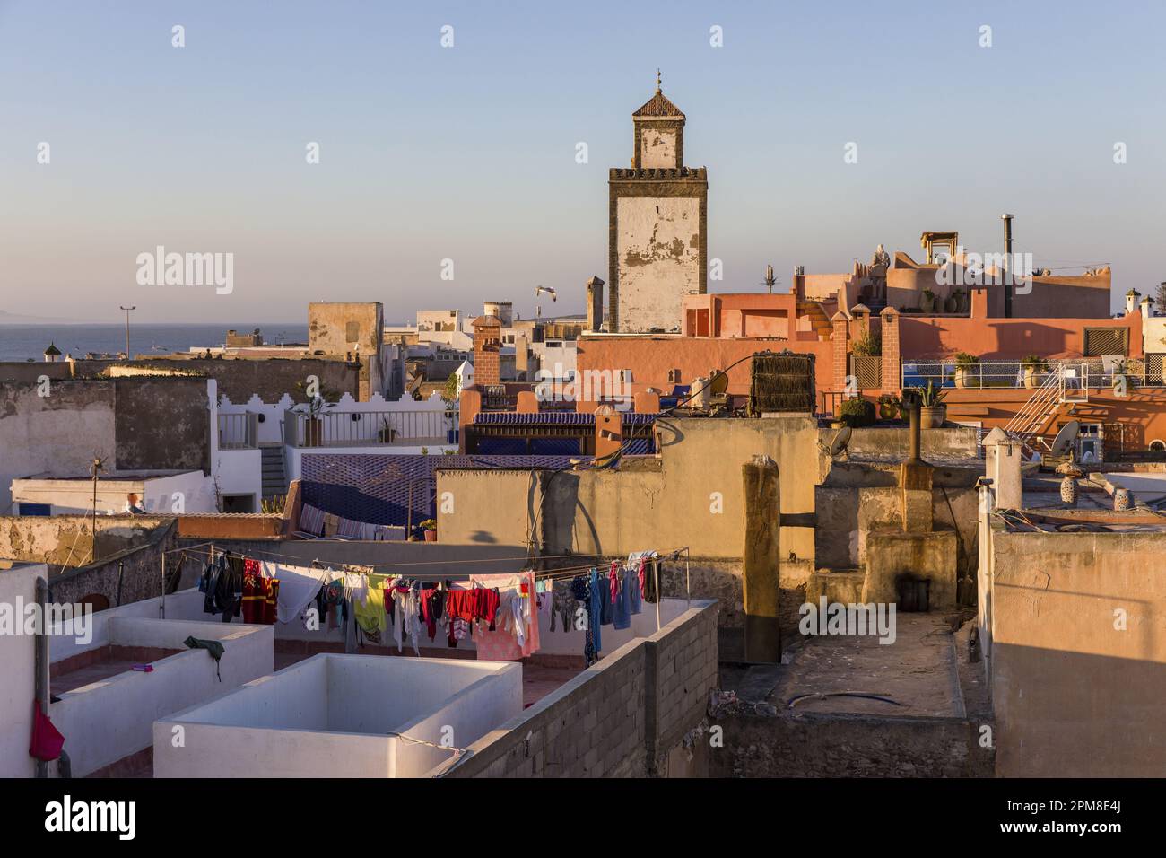 Marocco, Mogador, Essaouira, patrimonio mondiale dell'UNESCO, la moschea di ben Youssef da una terrazza di un riad nella medina Foto Stock