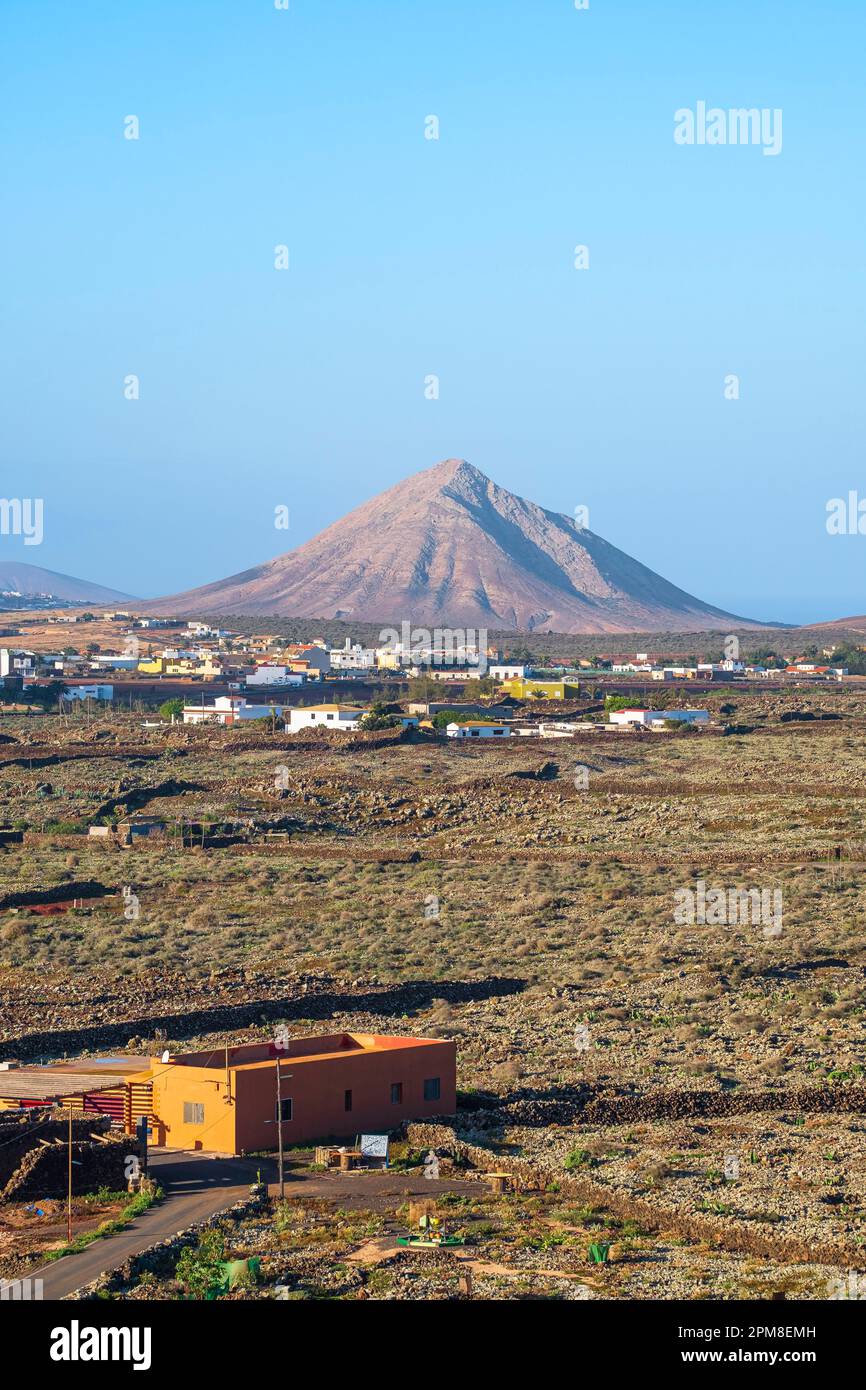Spagna, Isole Canarie, Fuerteventura, la Oliva, Malpais de la Arena, una pianura di lava ricoperta di licheni e la Montaña Tindaya sullo sfondo Foto Stock