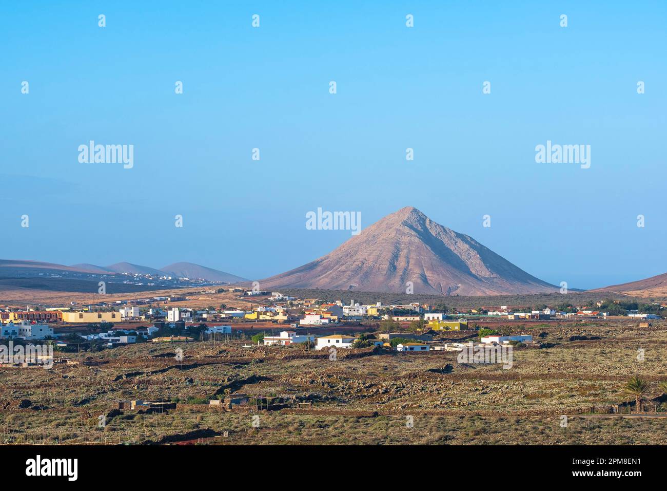 Spagna, Isole Canarie, Fuerteventura, la Oliva, Malpais de la Arena, una pianura di lava ricoperta di licheni e la Montaña Tindaya sullo sfondo Foto Stock