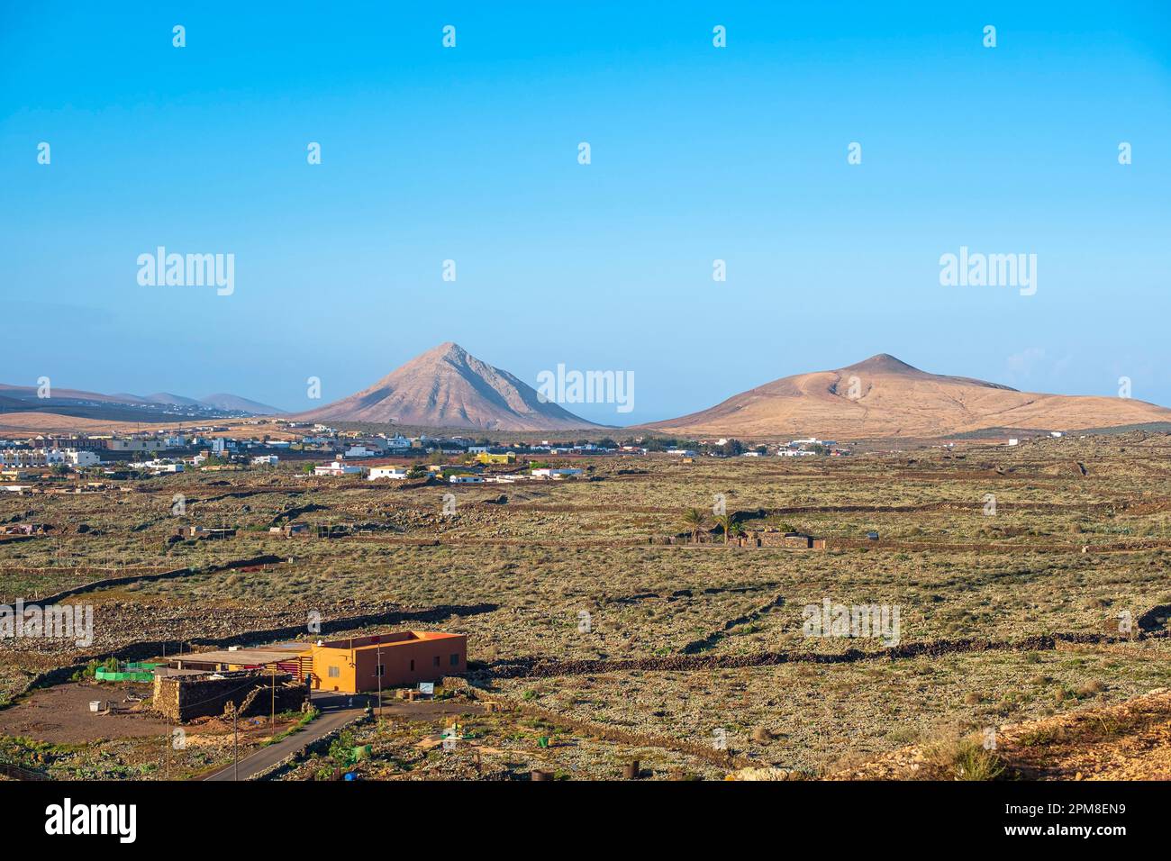 Spagna, Isole Canarie, Fuerteventura, la Oliva, Malpais de la Arena, una pianura di lava ricoperta di licheni e la Montaña Tindaya sullo sfondo Foto Stock