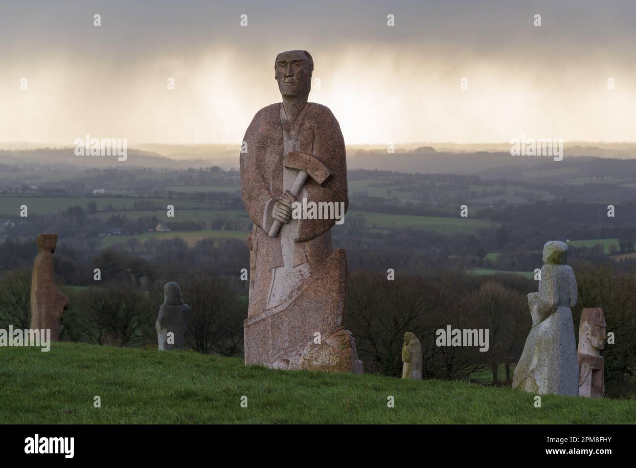 Francia, Cotes d'Armor, Carnoet, la Valle dei Santi o Breton Isola di Pasqua, è un progetto associativo di 1000 sculture monumentali scolpite in granito che rappresentano 1000 santi bretoni Foto Stock