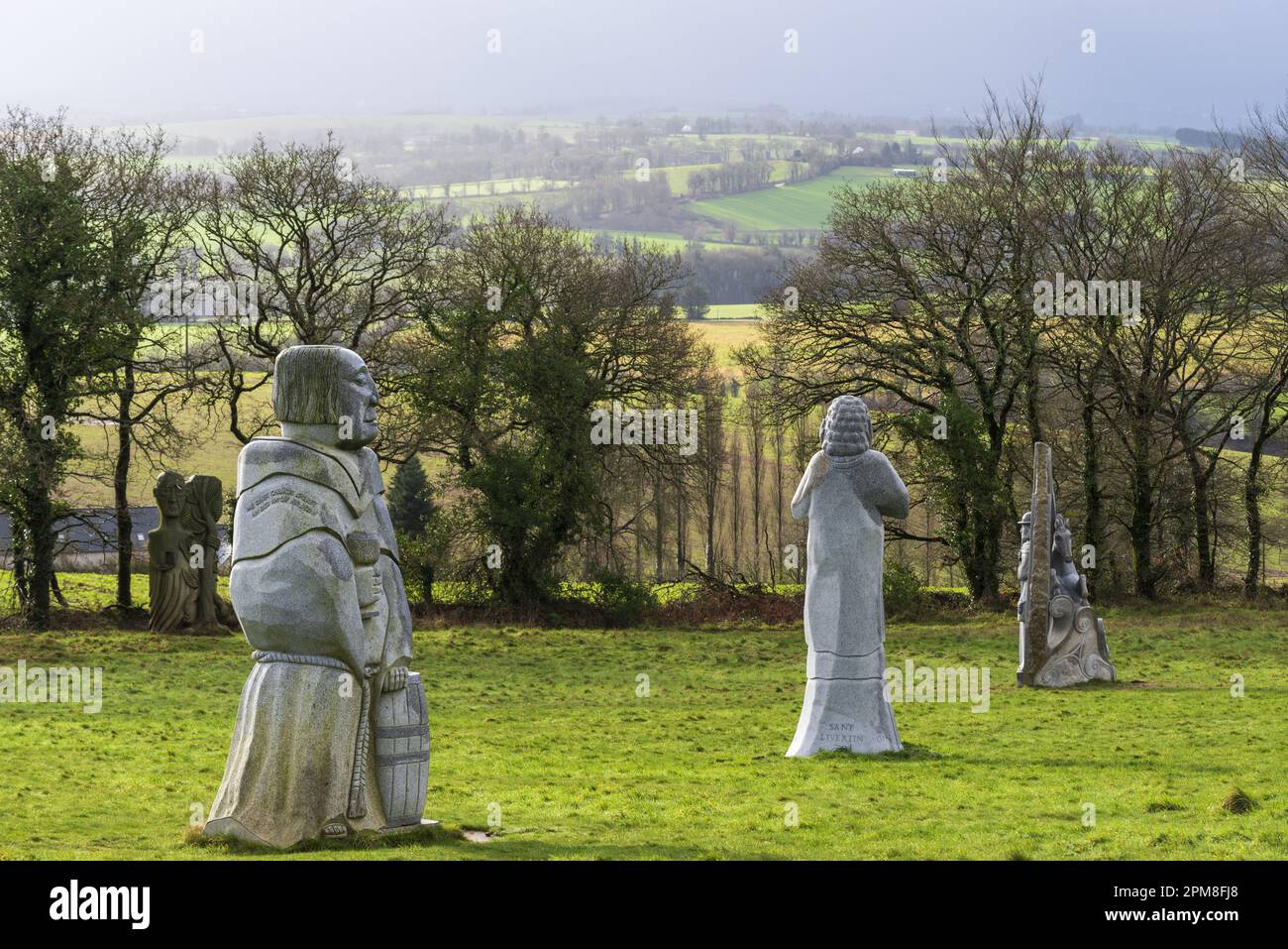 Francia, Cotes d'Armor, Carnoet, la Valle dei Santi o Breton Isola di Pasqua, è un progetto associativo di 1000 sculture monumentali scolpite in granito che rappresentano 1000 santi bretoni Foto Stock