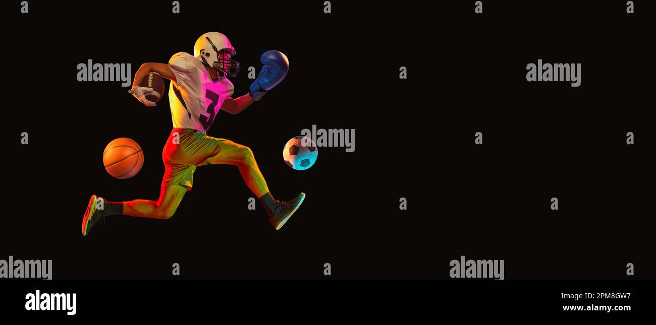 Immagine composita dell'uomo che fa diversi tipi di sport boxing, calcio, football americano, basket su sfondo modalità oscura. Varie attività in Foto Stock