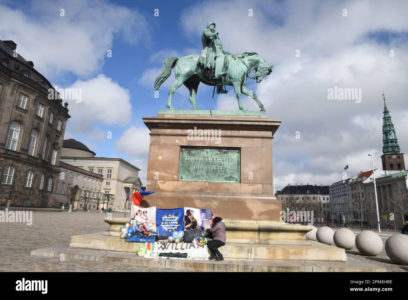 Copenaghen /Danimarca/12 aprile 2023/ la madre rumena ha messo in scena una protesta davanti al parlamentare danese per portare i politici all'attenzione del suo caso vuole portare suo figlio in Romania e il consiglio non le ha lasciato prendere il figlio in romania, è seduta e proetesting al cstle di christiasnborg nella capitale danese Copenaghen. (Foto.Francis Joseph Dean/immagini del decano) Foto Stock