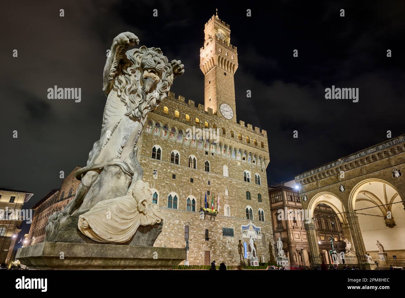 Foto notturna di Palazzo Vecchio illuminato con figura leone, Piazza della Signoria, Firenze, Toscana, Italia Foto Stock