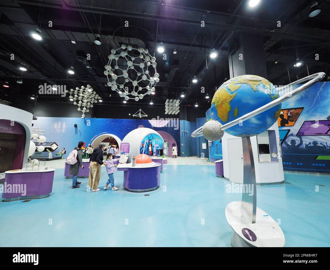 PECHINO, CINA - 12 APRILE 2023 - i bambini visitano la mostra "le meraviglie dell'Universo" al Museo cinese della scienza e della tecnologia a Pechino, Cina, Foto Stock