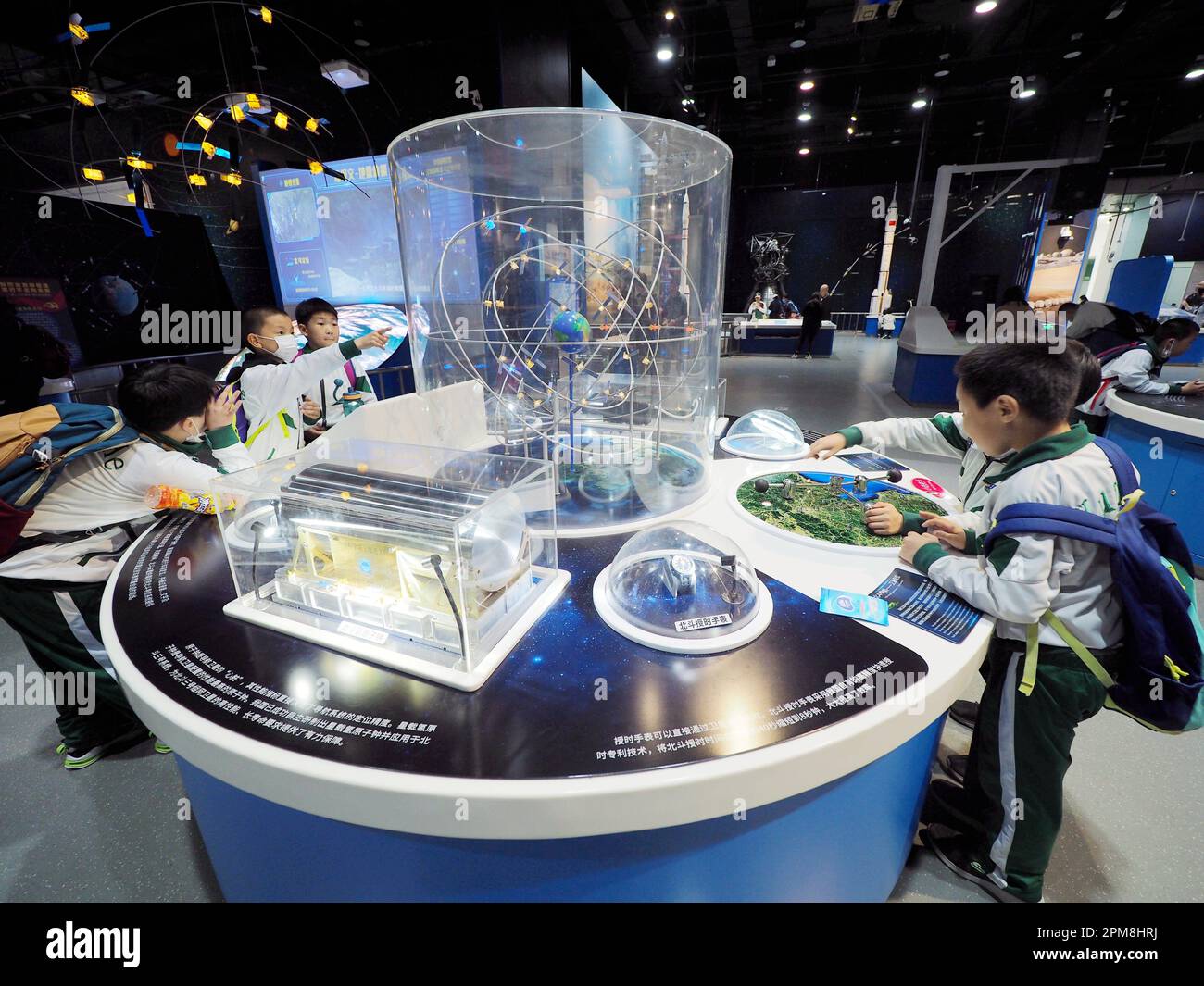 PECHINO, CINA - 12 APRILE 2023 - i bambini sperimentano 'Beidou Navigation - posizionamento satellitare' al Museo della Scienza e della tecnologia della Cina a Beijin Foto Stock