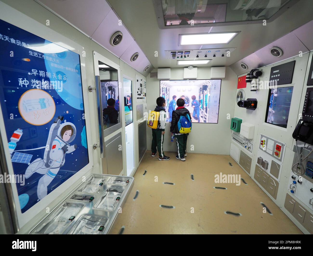 PECHINO, CINA - 12 APRILE 2023 - i bambini visitano un modello della Spaceship Shenzhen e del laboratorio spaziale presso il Museo della Scienza e della tecnologia in Cina Foto Stock