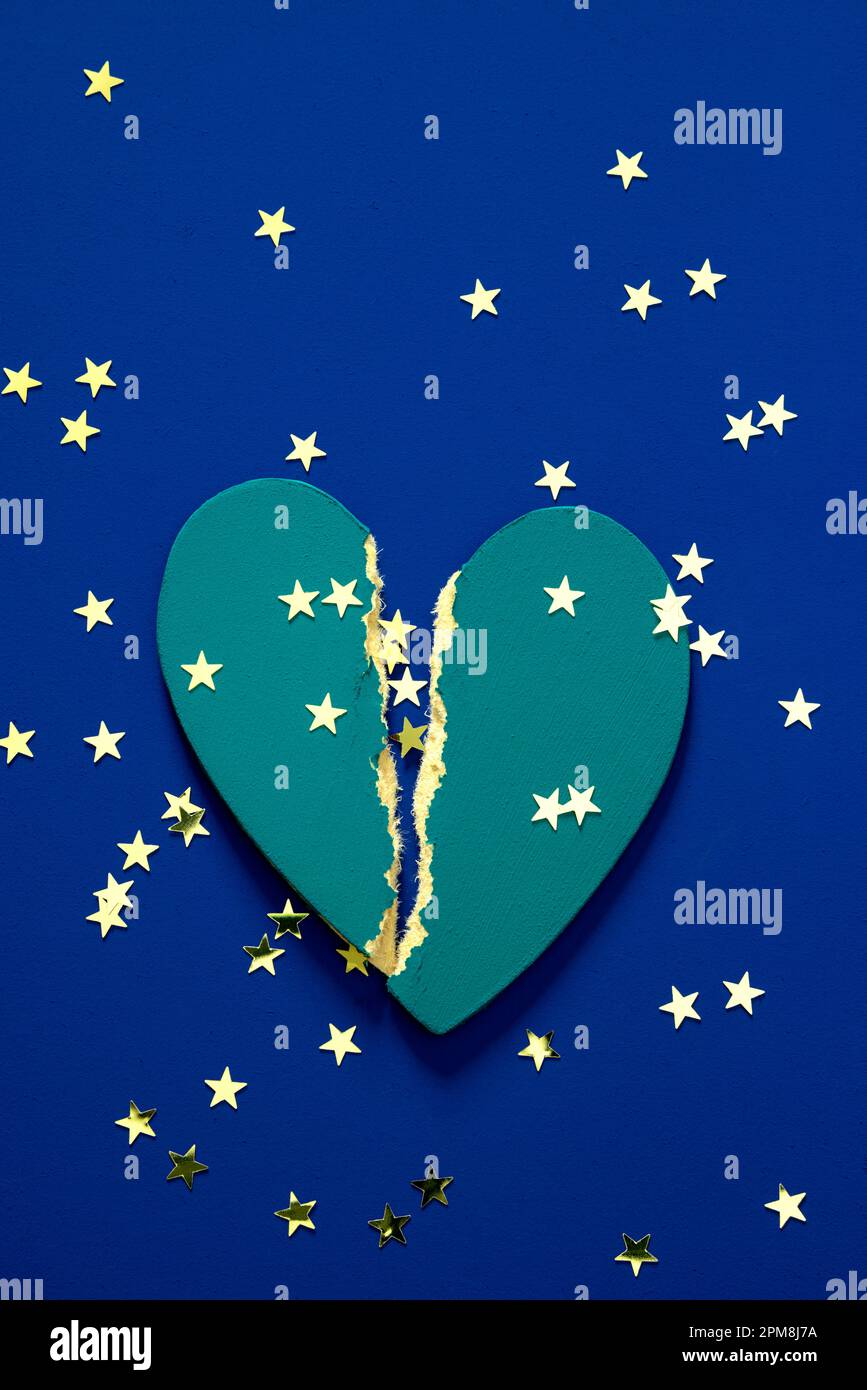 Cuore spezzato circondato da stelle dorate. Foto Stock