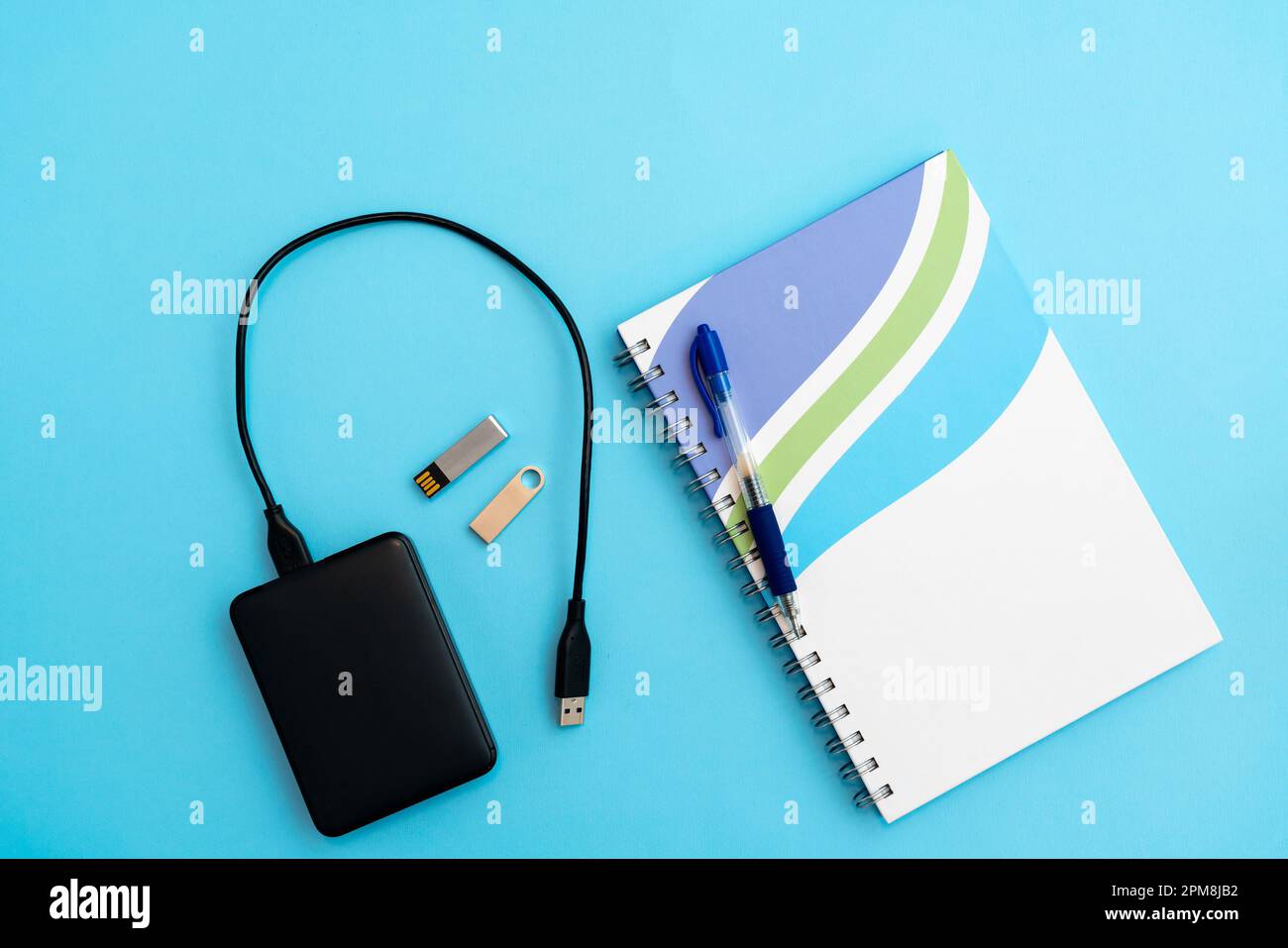 Il concetto dell'evoluzione della memorizzazione delle informazioni dalla scrittura su carta ai dischi digitali Foto Stock
