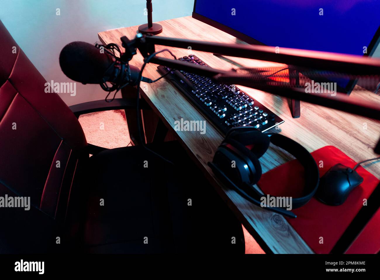 Moderna scrivania con computer portatile, tastiera e cuffie Foto Stock