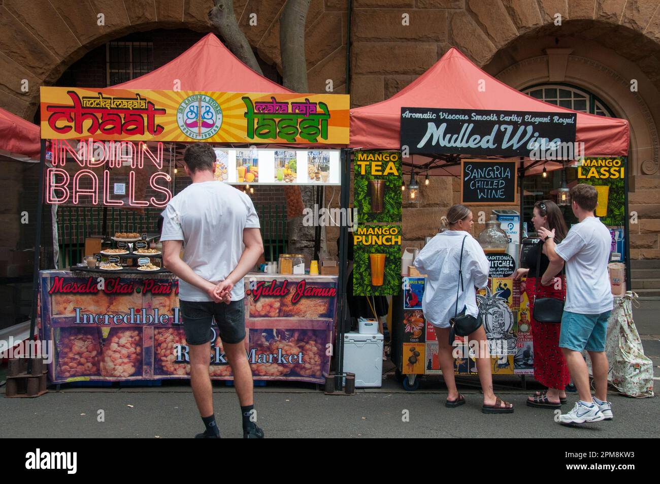 Bancarelle di cibo in un mercato del fine settimana a The Rocks, Sydney, New South Wales, Australia Foto Stock