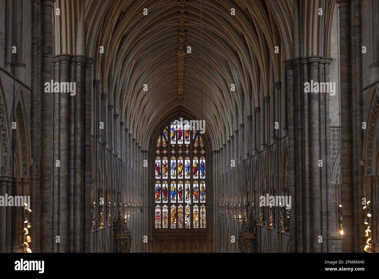 Una vista della vetrata sopra la porta del Grande Ovest all'interno dell'Abbazia di Westminster a Londra, davanti all'incoronazione di Re Carlo III Westminster Abbey è stata usata come chiesa dell'incoronazione da Guglielmo il Conquistatore nel 1066, con l'eccezione dei re Edoardo V e Edoardo VIII, che non furono incoronati. Re Carlo III sarà il 40th° monarca che vi sarà incoronato durante una cerimonia il 6 maggio. Data immagine: Mercoledì 12 aprile 2023. Foto Stock