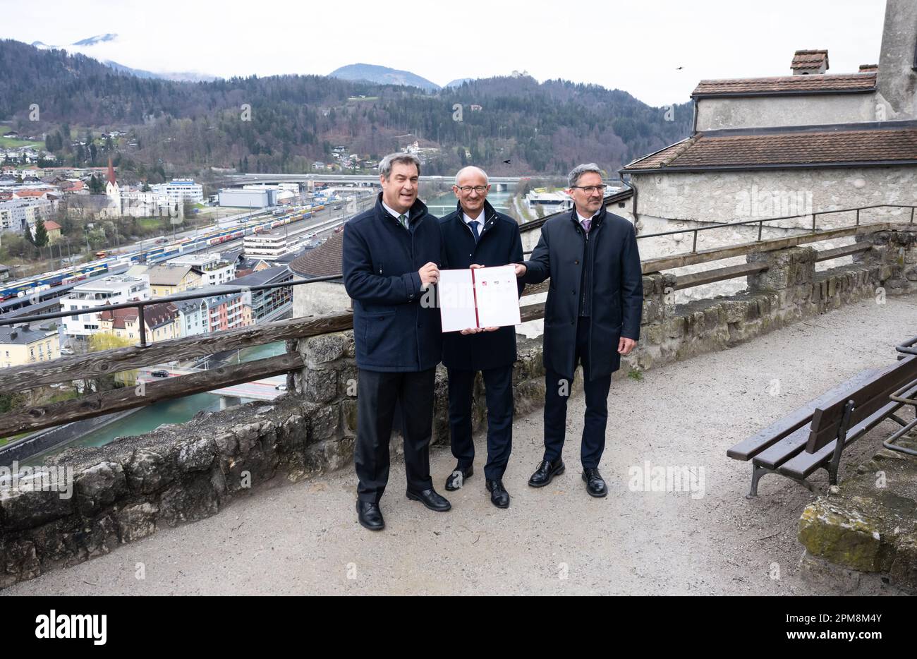 Kufstein, Austria. 12th Apr, 2023. Markus Söder (l-r, CSU), primo Ministro della Baviera, Anton Mattle, Governatore del Tirolo, e Arno Kompatscher, Governatore dell'Alto Adige, partecipano ad una conferenza stampa alla Fortezza di Kufstein e tengono una dichiarazione di intenti nelle loro mani. Con un sistema digitale di gestione del traffico merci, la Baviera, il Tirolo e l'Alto Adige vogliono risolvere la lunga disputa sulla rotta del Brennero congestionata cronicamente. I capi di governo dei tre stati del Tirolo, dell'Alto Adige e della Baviera hanno firmato una dichiarazione di intenti. Credit: Sven Hoppe/dpa/Alamy Live News Foto Stock