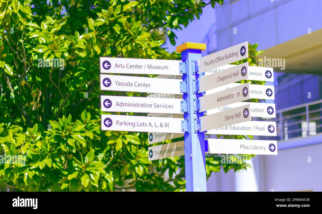 Trova la strada nel vivace campus CSUSB con facilità! Le affascinanti frecce con le dita ti assicurano di non perdere mai un battito mentre esplori gli edifici accademici. Foto Stock