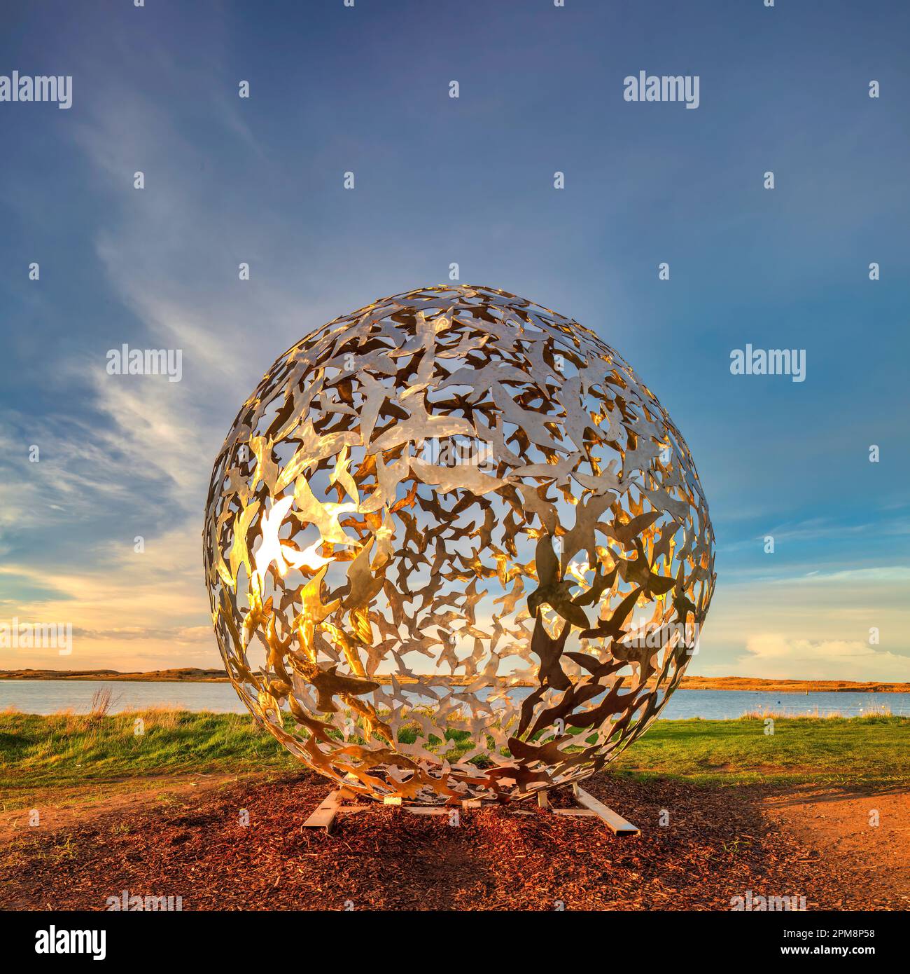 Tramonto a 'Flock Sphere' sul sentiero Art bord waalk in amble, Northumberland, Inghilterra, Regno Unito Foto Stock