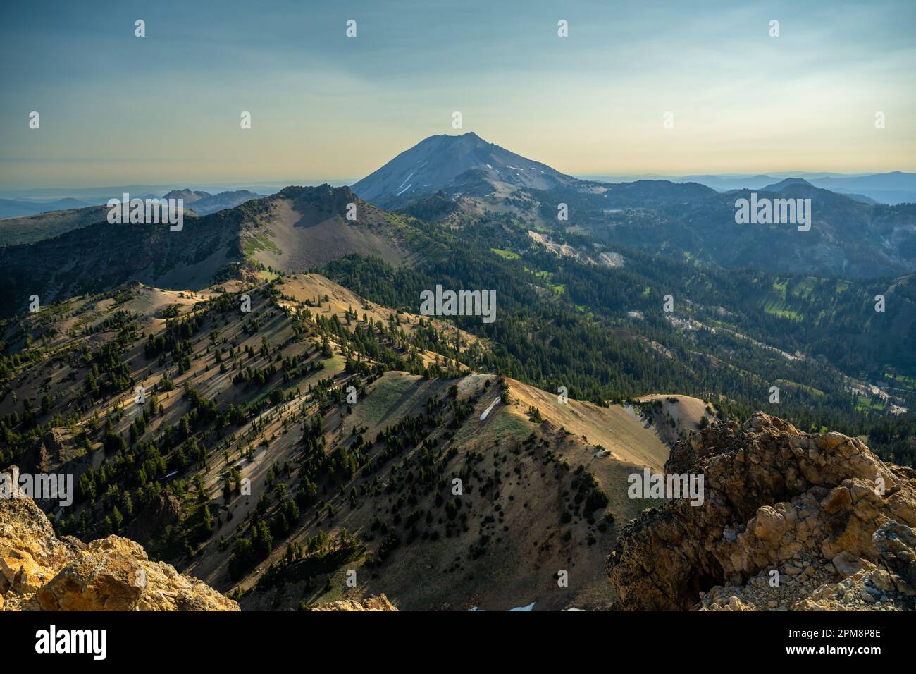 Long Shadows cade sul crinale sotto Lassen Peak da Brokeoff Mountain Foto Stock